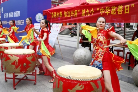 中华慈善日，洪江区志愿者在行动