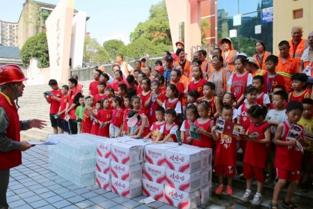 党、工、团雷锋青少年齐行动 安全用电在心中