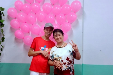 七夕浪漫日，红蓝光 古稀老人生活幸福秀恩爱