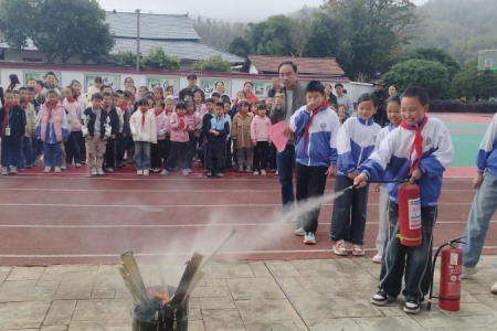 消防演练进校园，筑牢冬季安全“防火墙”