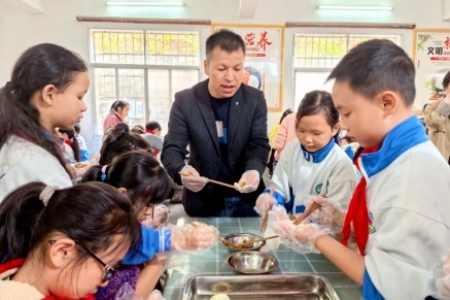 以饺传情！家校社协同暖意漫遍校园