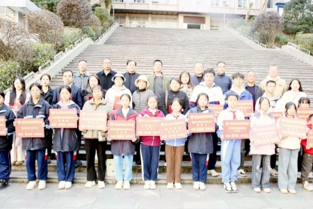 洪江区举行爱心捐赠助学发放仪式