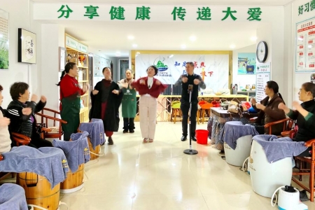 志愿者开展手指操活动助力老人身体保健