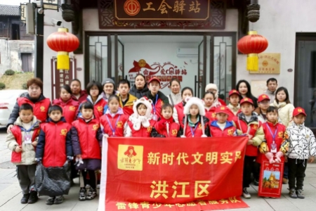 雷锋青少年拾捡白色垃圾，扮靓古商城