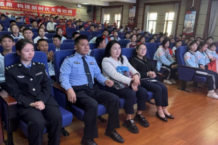 怀化市宏宇中学开展防范青少年药物滥用禁毒宣传课堂