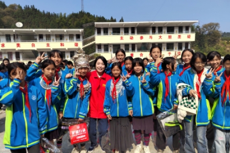 爱心校服暖乡村，戏剧课堂展风采