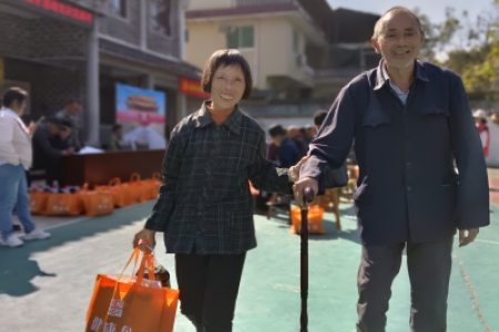 “失依困境老人帮扶计划”敬老爱老活动走进中方县龙溪村