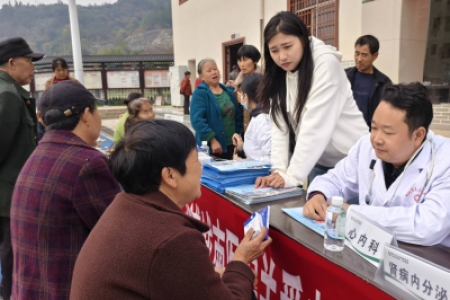 不出村便可“看”城里专家 怀化善济病困“村居健康小屋”远程医学义诊志愿者服务启动