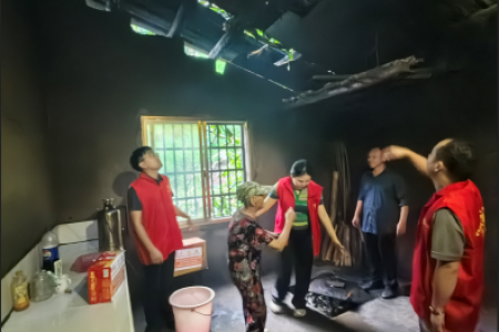 怀化市志愿者协会组织爱心物资支援湖南洪灾灾区