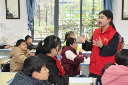 爱心护航青春 普法守护成长 多部门携手爱心企业走进凉亭坳中心学校