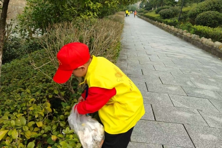 大手拉小手 护河暖寒冬 —— 怀化多方聚力河小青 亲子携手绘就水清岸绿图