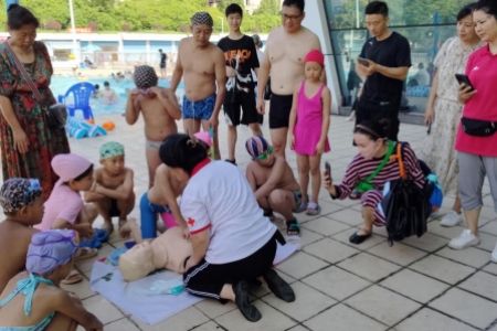 湖南娄底：科学游泳   安全游泳  ——假期防溺水教育公益培
