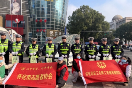 致敬警察节：“王一博摩托姐姐”送上2025第一杯暖心热饮