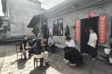 怀化市志愿者协会联合农业银行慰问大病困难家庭