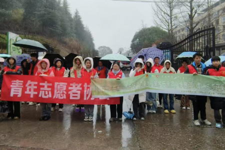邵阳学院“河小青”雨中逆行护河岸，青春力量擦亮生态底色