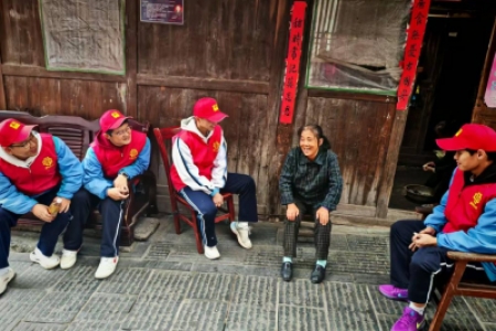 弘扬雷锋精神 社区服务我先行