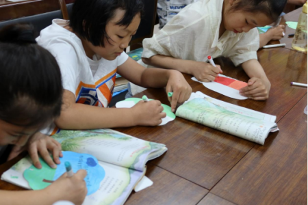 稚笔绘山河 童心寄家国 ——新晃公益组织携警院学子引领青少年