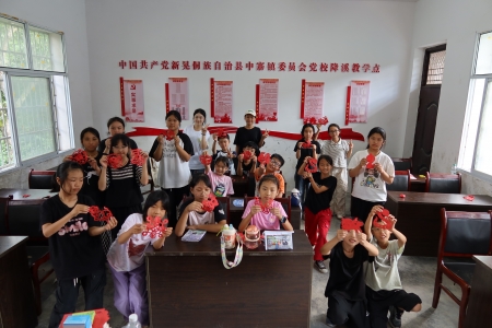 巧手剪出中国韵 非遗润泽少年心 ——新晃公益组织携警院学子为