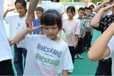 体验军旅磨意志 规范管理促成长 ——警院学子为青少年开展军事