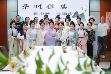 迎中秋庆国庆 ▪ 茶时雅集——新晃图书馆开展宋代点茶文化体验