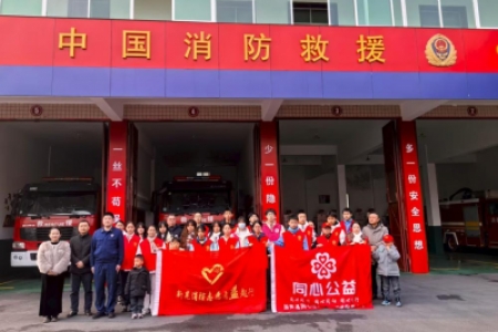 “雷锋少年”探红门·“火焰蓝”光耀童心