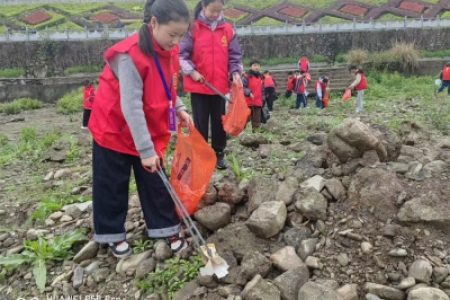 学雷锋护碧水·青春守护㵲水河 —新晃县联合开展世界水日巡河净