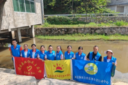 巡河护河我先行，“河小青”进乡村