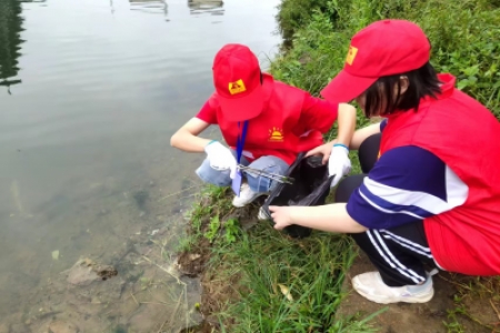 青春献礼庆国庆，美化环境我先行——100名通道“河小青”再集