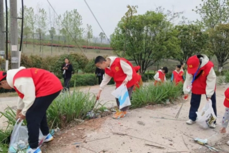雷锋青少年巡河净滩，守护生态家园
