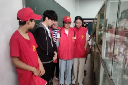 探索自然奥秘 激发科学梦想 —雷锋青少年参观动植物标本馆