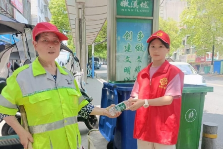 传承雷锋精神，致敬最美劳动者