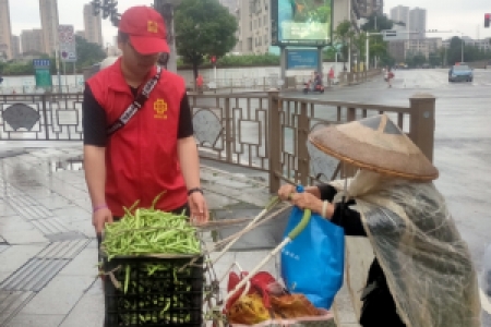 青春护航    文明同行—同心公益开展交通劝导行动