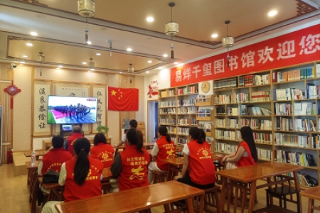 怀化市志愿者协会联合党支部组织观看9・3阅兵——以红色精神，