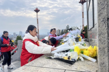 国家公祭日 缅怀先烈志 雷锋青少年 致敬英雄魂   ——怀化400名雷锋青少年赴