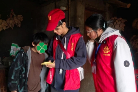 爱心暖童心 陪伴助成长—同心公益携手爱心家庭开展困境家庭走访