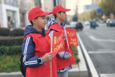 雷锋青少年文明交通劝导   点亮怀化街头文明风