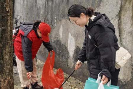 雷锋青少年以志愿行动点亮文明之光