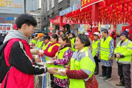 一碗汤圆暖人心  致敬最美环卫工人