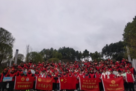 行走雷锋路 文明一起来 —— 各族青少年家庭参与学雷锋主题徒步实践活动