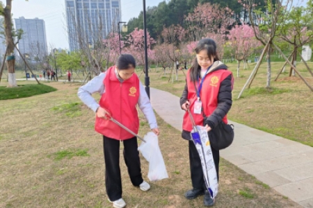 志愿红点亮人民公园！雷锋青少年化身“环保卫士”