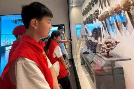 同心公益组织青少年参观市博物馆