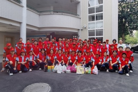 心手相连·传递温暖—— 宏宇中学2310班走进福利院