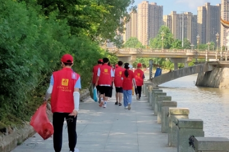 美丽中国  我是行动者—雷锋青少年巡河净滩活动