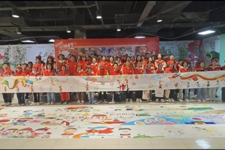 《童心向党，彩绘祖国——百米长卷庆国庆活动精彩纷呈》