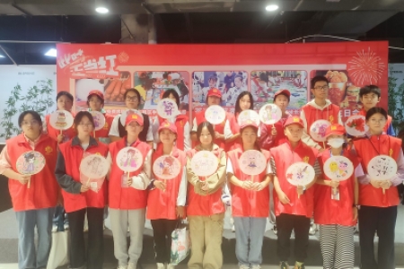 国庆佳节，雷锋青少年开展画团扇活动