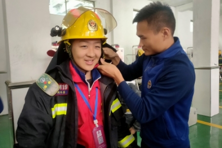 雷锋青少年走进消防救援队，共筑消防安全防线
