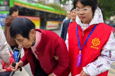 雷锋青少年 守护文明风景线