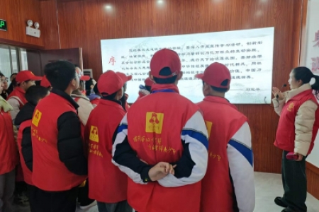 道德新风润心田——雷锋青少年走进市好人馆