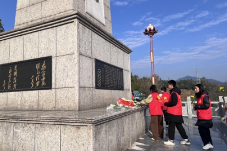 国家公祭日：翠柏伴忠骨，青春缅烈魂