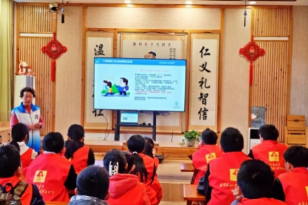 校园防欺凌安全教育：雷锋青少年在行动